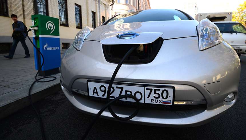 Зарядка электромобиля от стойки Газпрома