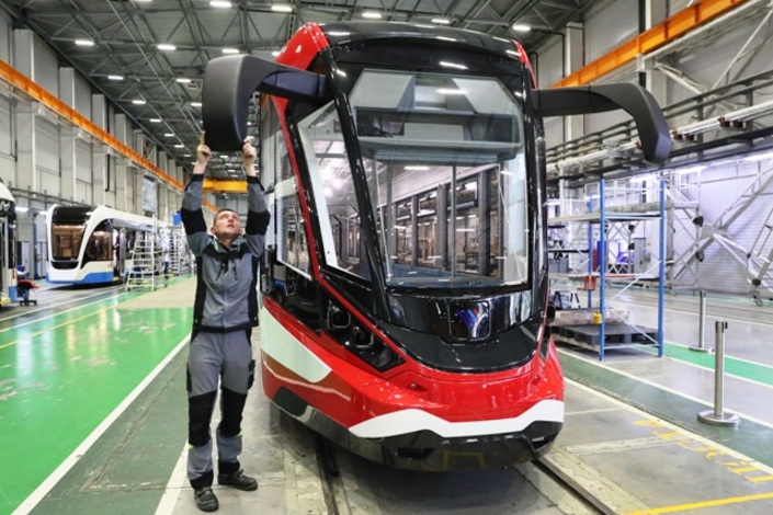 Первый в России сверхлегкий трамвай с алюминиевым кузовом «Витязь-Ленинград», производство которого началось на Невском заводе электротранспорта
